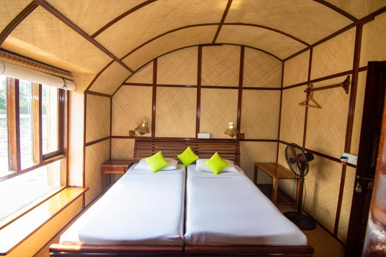 Marvel Cruise Hotel Alappuzha Ngoại thất bức ảnh