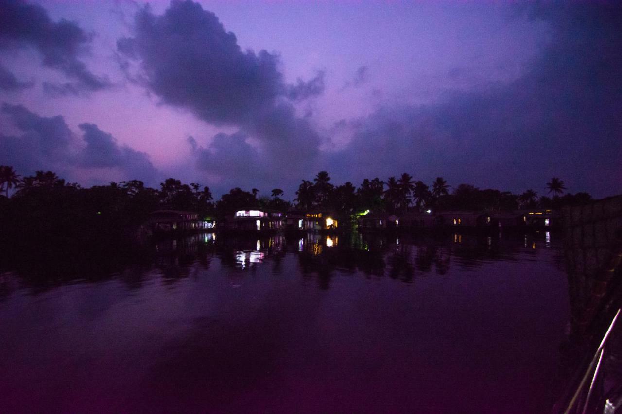 Marvel Cruise Hotel Alappuzha Ngoại thất bức ảnh